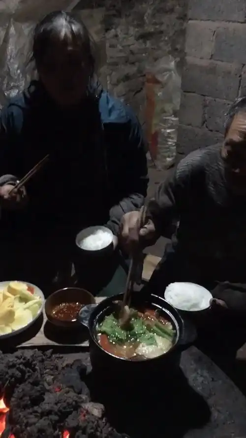 今天爸爸太搞笑了,问我吃酒吃了几碗饭
