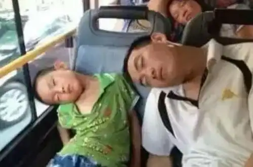 十张爸爸和宝宝搞笑睡姿图,简直是复制粘贴啊,看一次笑一次
