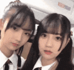 搞笑美女动态图,婚礼中前女友坐一车搞笑妹子gif
