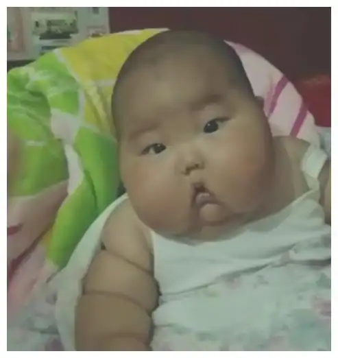 小孩胖成弥勒佛,对比长大后的照片,还是笑起来好看
