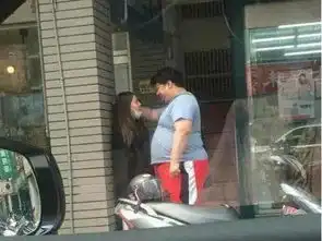 搞笑图片不就八块腹肌嘛,谁没有
