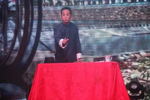 前天晚上市民广场发这么多红包,搞什么拿得最多的竟然有三千元
