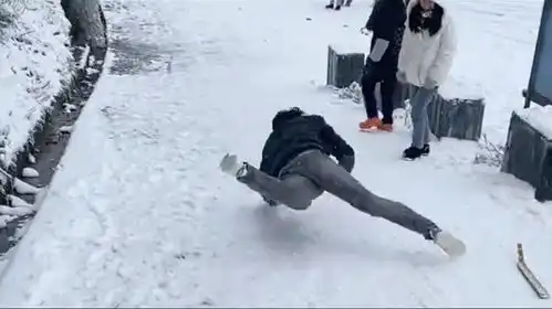 盘点猝不及防的搞笑视频,滑雪的姿势很帅,摔倒的姿势更帅
