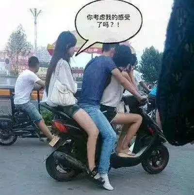 搞笑图片幽默段子笑话小妹妹是不是很喜欢这双鞋子哈哈
