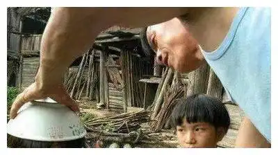 搞笑图片在餐厅吃晚饭,落座就把棉衣脱了
