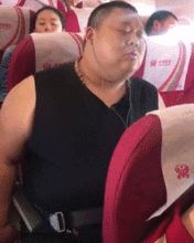 搞笑gif趣图终于把这群美女灌醉了,这下可以安心玩游戏了
