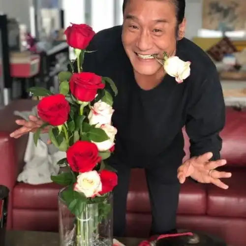 梁家辉老婆女儿为他搞19岁生日派对,回家猛然不知收惊喜
