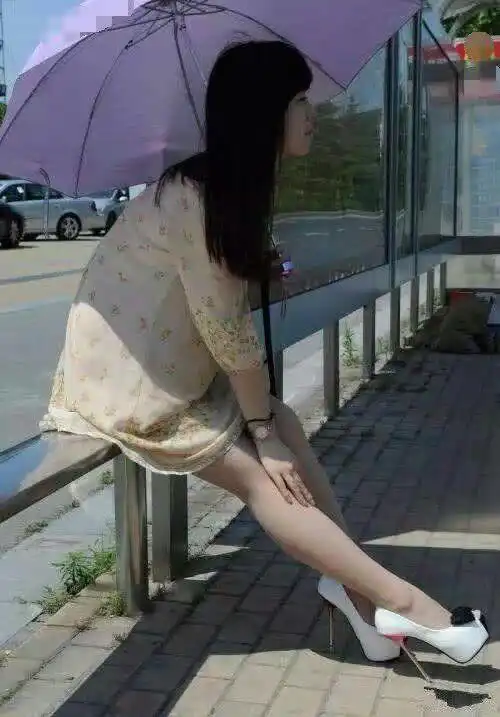 搞笑gif妹子,刮那么大风,就别穿裙子,真尴尬
