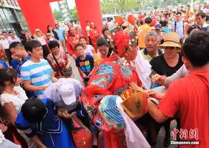 天津一餐馆开业财神爷现场发金条组图
