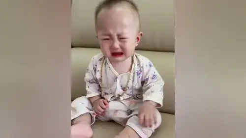 这小家伙哭戏收放自如说来就来戏精宝宝萌娃搞笑早产儿宝宝1斤逆袭
