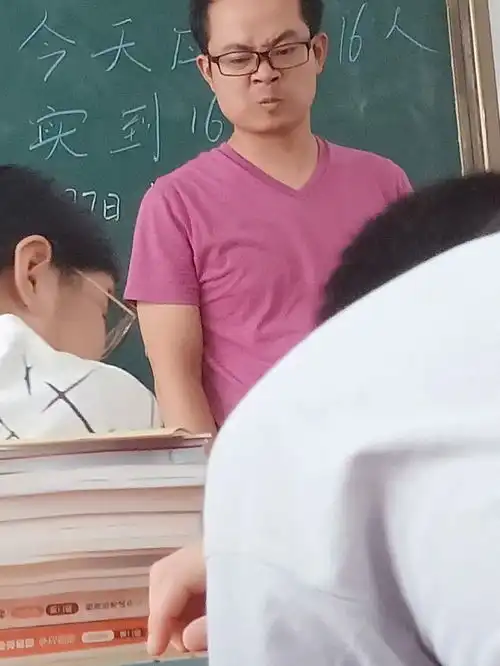 康康我们学校的老师们,笑出八块腹肌
