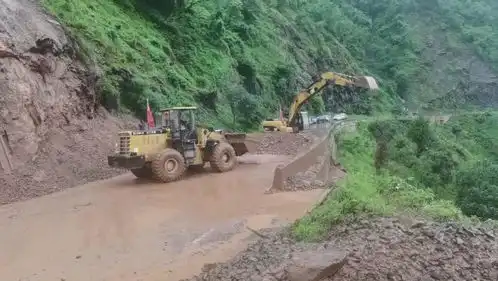 暴雨袭城后,丽江的一幕幕注意部分路段出现塌方泥石流
