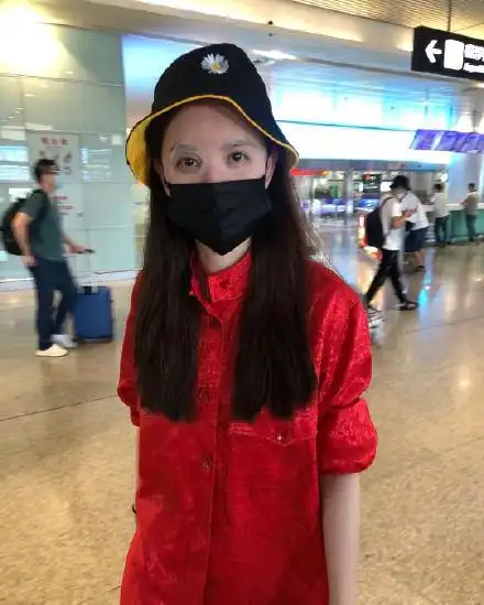 张萌机场照惹争议戴口罩敷面膜被指错误示范,尴尬行为不止一次
