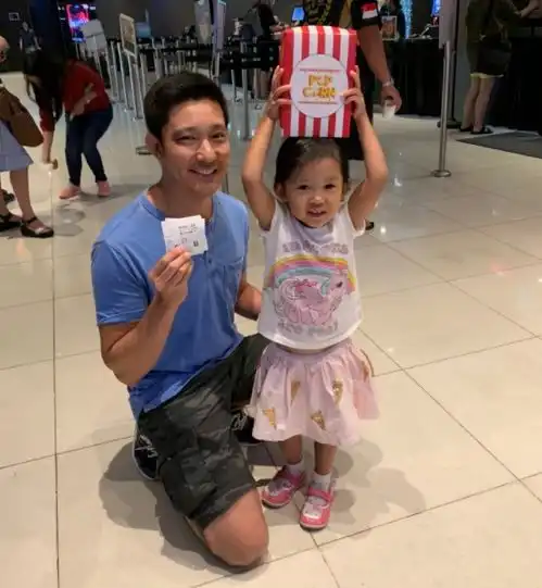 立威廉陪伴女儿游玩,参观卡通漫画展童心爆棚,还与女儿搞怪合照

