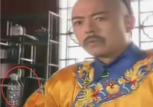影视剧中搞笑穿帮镜头,唐僧居然穿衬衣,拿香烟当子弹打
