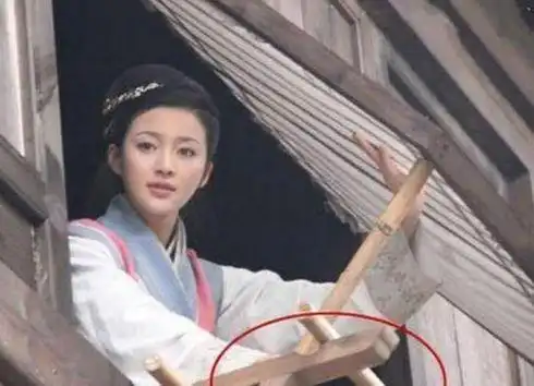 影视剧中尴尬十足的穿帮镜头,网友导演你把观众当猴耍吗
