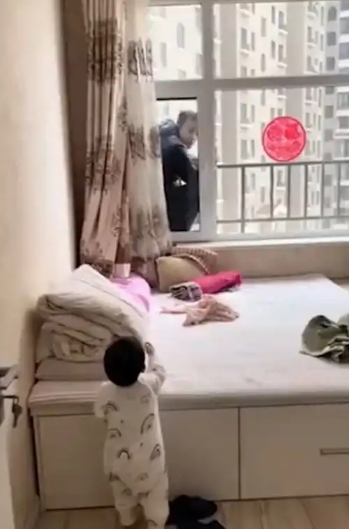 吉林爸爸飘窗上抽烟,宝宝以为爸爸要想不开,反应让人爆笑
