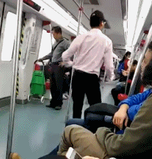 搞笑组图大妹子,你身子骨真硬朗啊
