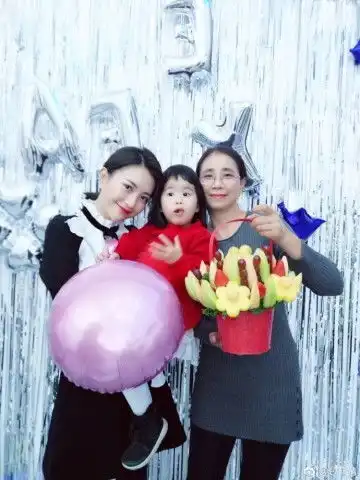 包贝尔一家三口给饺子姥姥过生日,姥姥基因强大气质好,饺子喜感十足依然爱搞怪
