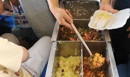 火车盒饭又搞事情了,一份20块钱没有荤菜,份量少到可怜
