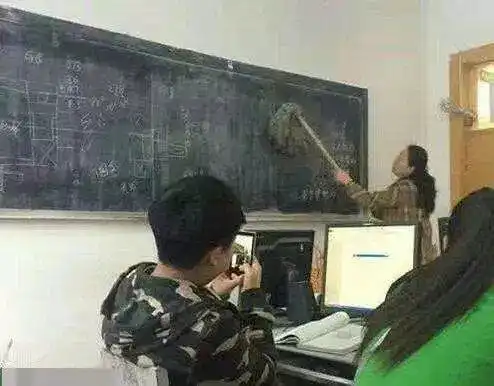 搞笑gif恶搞图吓的我赶紧熄火停车
