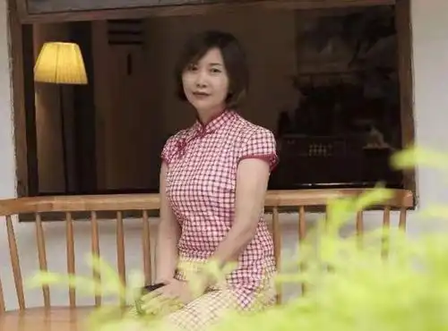 51岁女子自述和比自己小二十岁的小鲜肉结婚了,他好爱我好幸福
