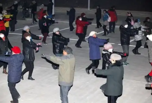 大爷大妈跳广场舞占用学生足球比赛场地,看规范广场舞傲不可长,欲不可纵
