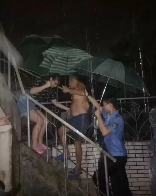 台风还在搞事向暴雨之夜珠海的前线人员致敬
