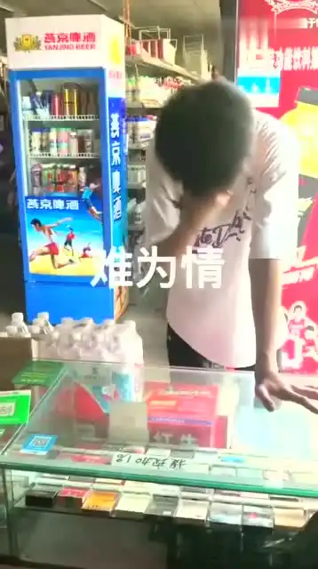第一次买卫生巾的男生,这波操作太搞笑了,黑袋子是认真的吗
