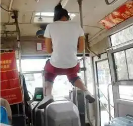搞笑gif趣图妹纸,我等个红绿灯差点忘记走了,尴尬
