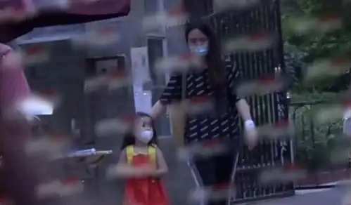杜江独自送两个孩子出门,依依不舍神秘小女孩,真不是对方父亲吗
