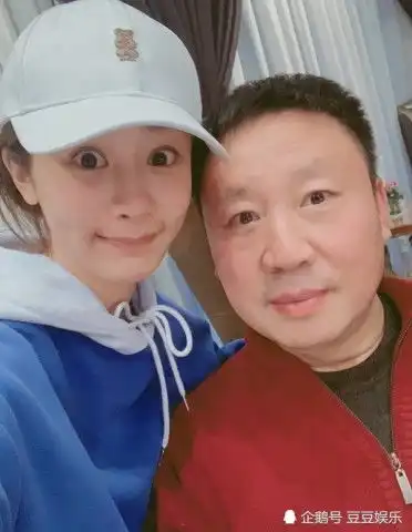 杨紫晒童年旧照为母亲庆生,留寸头像小男生,三只猴子亮了
