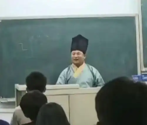 95后老师穿jk制服上课,学生上课态度变积极,家长却不淡定了
