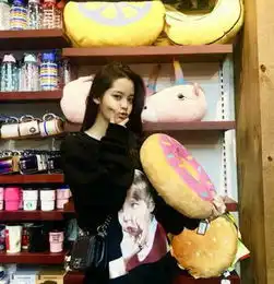 神同步欧阳娜娜cos衣服图案搞怪满满玩具店现身童趣十足..
