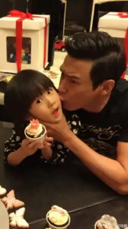 陆毅为贝儿庆祝生日表情搞怪不忘表白爱妻
