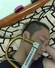 搞笑图片小伙子,这都什么时候了,你还有什么可笑的.
