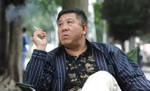 他是娱乐圈中的老戏骨,62岁不温不火,导演妻子比他名气还大
