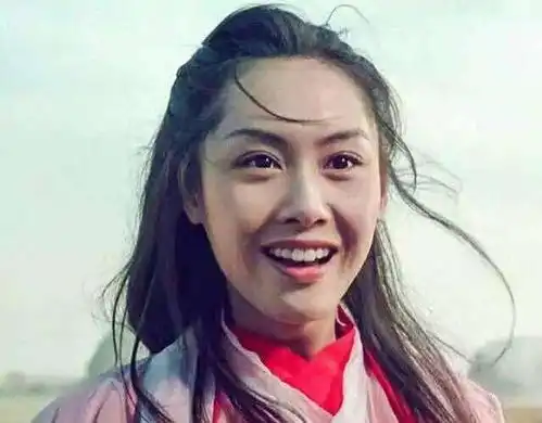 搞笑段子老爸一朋友欠钱没还,只好将他漂亮的女儿嫁给了我
