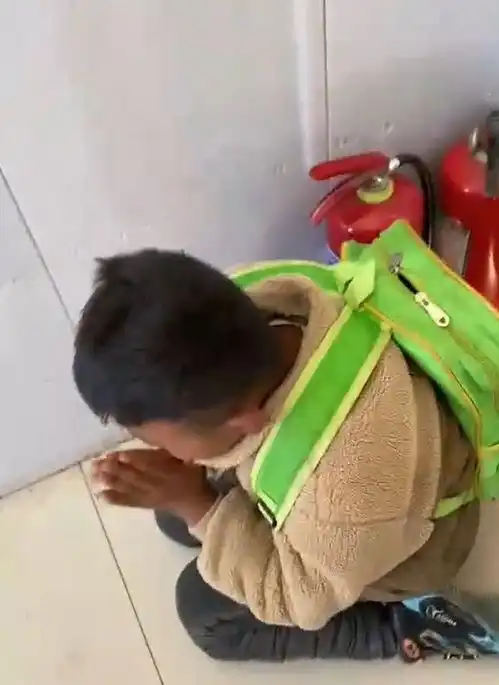 再打会打死人的男童哭喊哀求,涉事幼儿园经营许可即将到期
