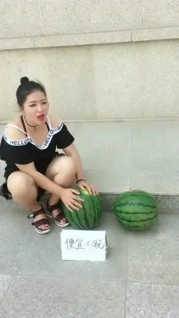搞笑视频美女卖瓜也有套路8毛的西瓜可把小伙愁坏了
