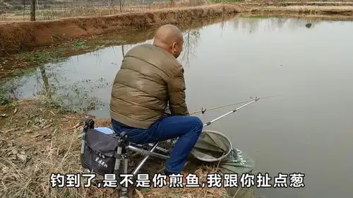 湖北桃胶姑娘,刚嘲笑完钓鱼的山哥,一不小心掉进套路,乖乖回家搞这事
