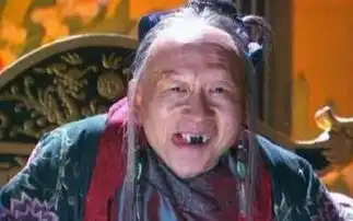 他因长得丑演了20年坏人,坐出租车被骂汉奸,今妻女美成女神
