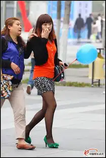 豹纹短裙黑丝美女烈焰红唇精致面孔
