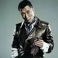 黑衣皮帽叼烟女人
