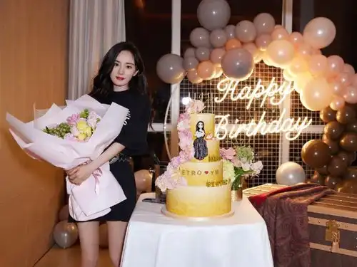 杨幂有多受欢迎迪丽热巴连续八年为她庆生,杨颖卡点发文送祝福
