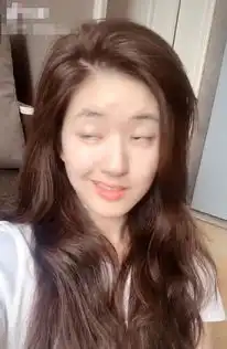 赵露思素颜直播,看到关掉十级美颜下的她,网友被圈粉了
