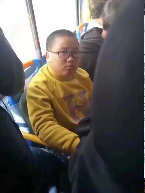车上小孩一直盯着我怎么办
