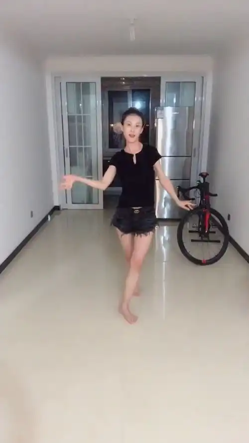 小姐姐爆笑改编舞蹈,神形具备,听说还挺减肥的
