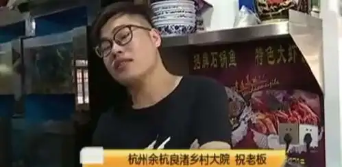 女子和亲朋8人吃饭,大闹饭店要赔偿,商家你们一个都别想走
