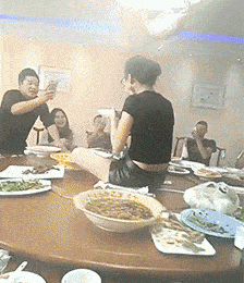 搞笑gif趣图结婚,这种事情怎么能让兄弟帮忙呢
